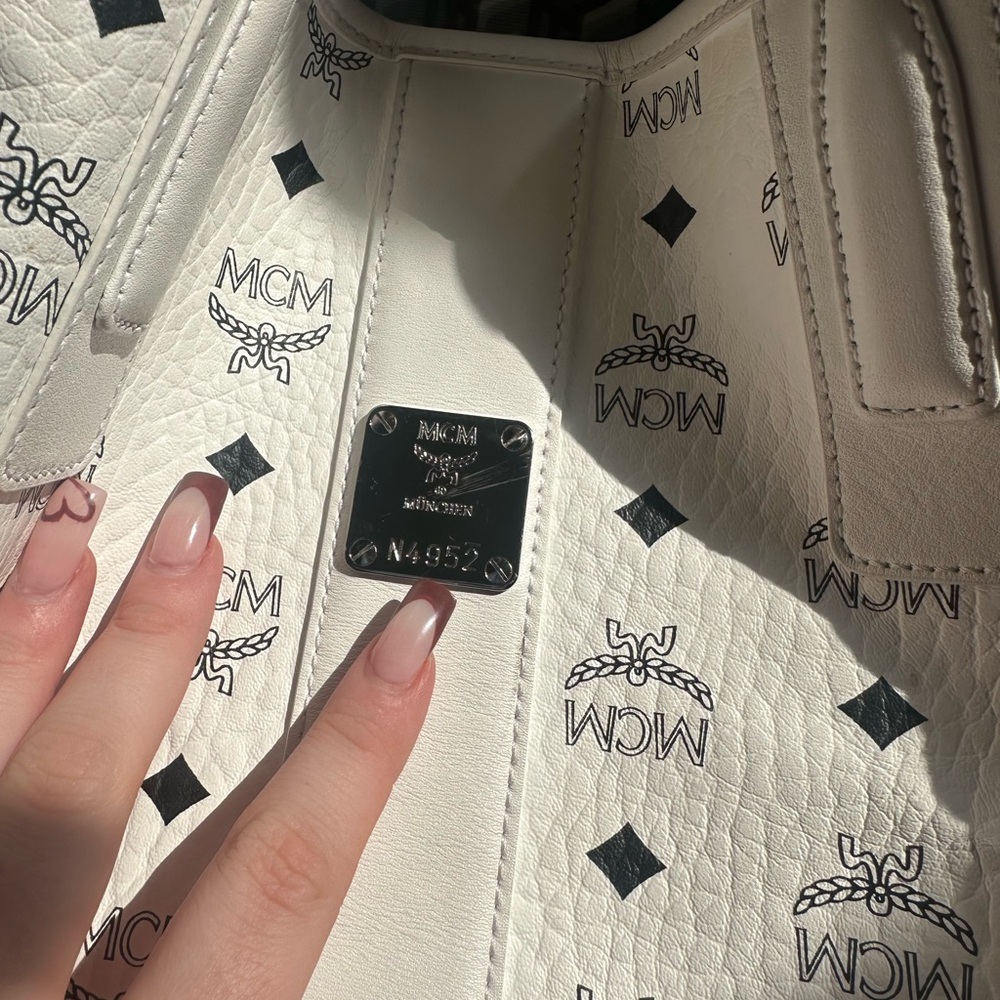 MCM white logo monogram tote with matching wristlet. - Picture 4 of 6